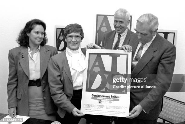 Jeane Freifrau von Oppenheim vom Kuratorium Nationale Aids-Stiftung, Bundestagspräsidentin Rita Süssmuth, Rainer Jarchow von der Deutschen...