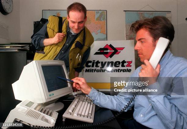 Citynetz-Mitarbeiter Gerald J.Schultheis bei der Beratung eines Kunden am 12.4.1996 im Büro der Mitfahrzentrale in Frankfurt am Main. Unter der...