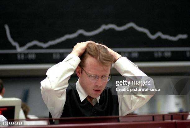Ein Börsianer rauft sich am in der Frankfurter Börse die Haare. Zehn Jahre nach dem großen Börsenkrach im Oktober 1987 hat die jüngste weltweite...
