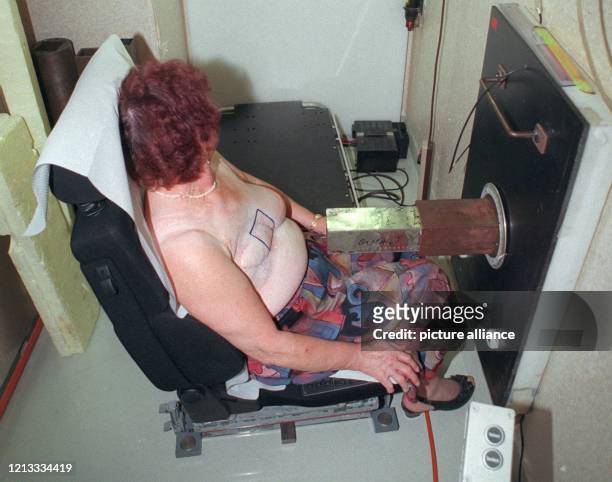 Eine Patientin läßt sich im Rahmen ihrer Krebsbehandlung im Atom-Ei des Forschungsreaktors Garching bestrahlen . Sie sitzt auf einem umgebauten...