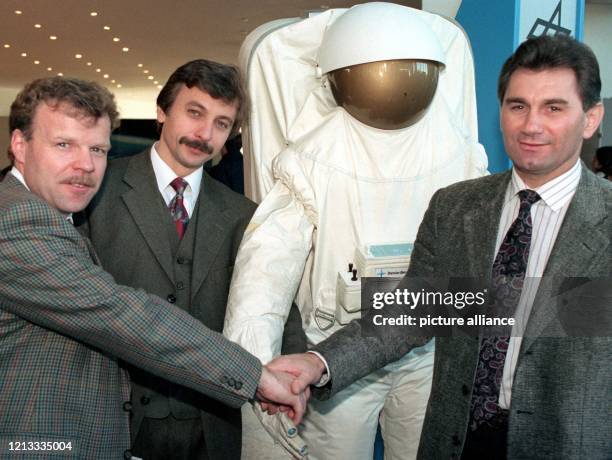 Der deutsche Astronaut Reinhold Ewald und die russischen Kosmonauten Alexander Lasutkin und Wasilij Zibliew tauschen am im Deuschen Zentrum für Luft-...