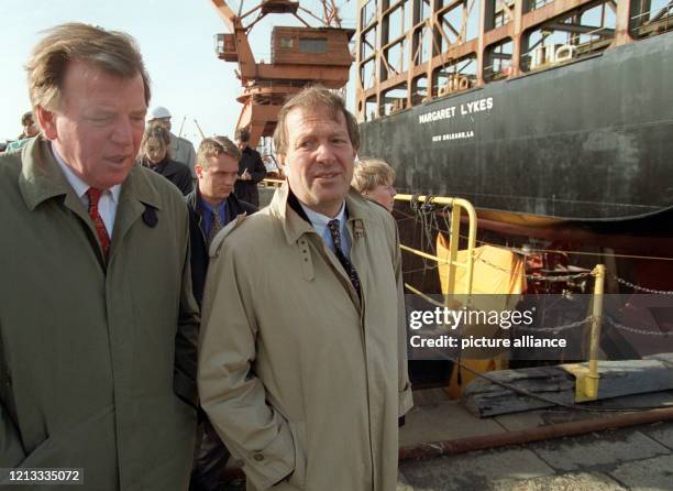 Der Geschäftsführer der Lloyd-Werft in Bremerhaven, Dieter Haake , führt Bundeswirtschaftsminister Günter Rexrodt am 3.3.1997 über das Gelände der...