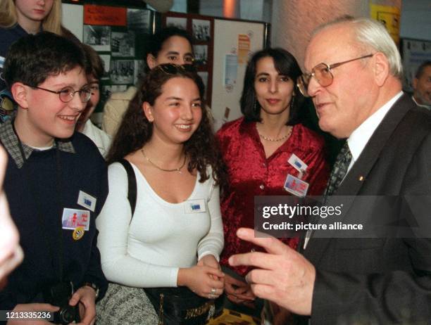 Bundespräsident Roman Herzog spricht am 4.3.1997 im Berliner Haus der Weltkulturen während der Eröffnungsveranstaltung zum Europäischen Jahr gegen...