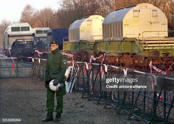 Unter strengen Sicherheitsvorkehrungen werden am frühen Morgen des 4.3.1997 im Verladebahnhof von Dannenberg Castor-Behälter mit hochradioaktivem...