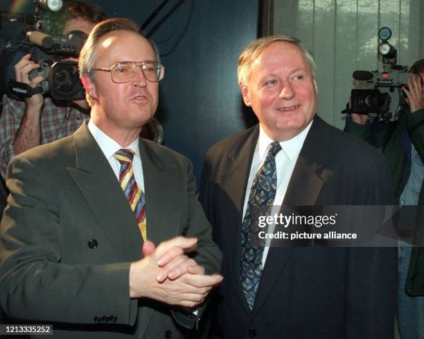 Vor Beginn der SPD-Präsidiumssitzung begrüßt Parteichef Oskar Lafontaine am 3.3.1997 den "Wahlsieger" der hessischen Kommunalwahlen, den hessischen...