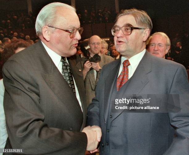 Bundespräsident Roman Herzog gratuliert Hans Koschnick am 2.3.1997 in Paderborn zum Erhalt der Buber-Rosenzweig-Medaille. Mit der Medaille wurden...