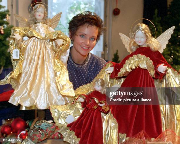 Inmitten von handgefertigten Porzellanengeln in weihnachtlicher Kleidung steht Barbara Krüger am 4.11.1997 in Berlin. Die dekorativen und wertvollen...