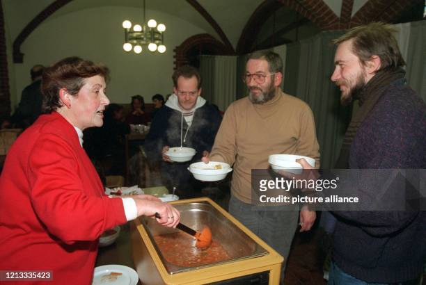 Die ehrenamtliche Mitarbeiterin Margot von Schmetten teilt in den Räumen der evangelischen Paulus-Gemeinde in Berlin-Zehlendorf am 6.1.1997 Suppe an...