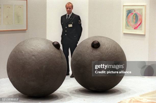 Fest im Blick hat ein Wachmann am 7.11.1997 das Kunstwerk "Eyes" der Französin Louise Bourgeois auf der "Art Cologne". Doch er muß sich sicher keine...