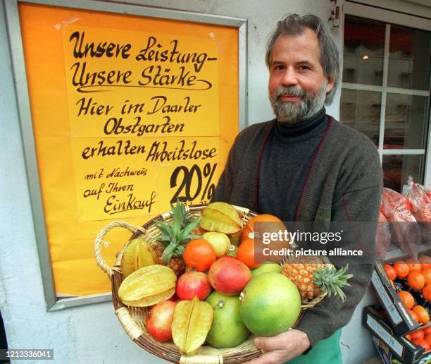 Obstladenbesitzer Rudolf Schwindt vor seinem Laden in Saarbrücken, . Das Schild in seinem Schaufenster, auf dem er Arbeitslosen einen 20prozentigen...
