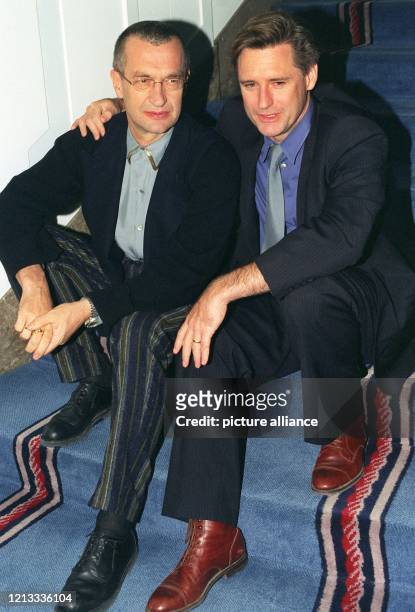 Vor der Gala-Vorstellung seines neuen Filmes "Am Ende der Gewalt" sitzt Regisseur Wim Wender am zusammen mit Hauptdarsteller Bill Pullman auf der...