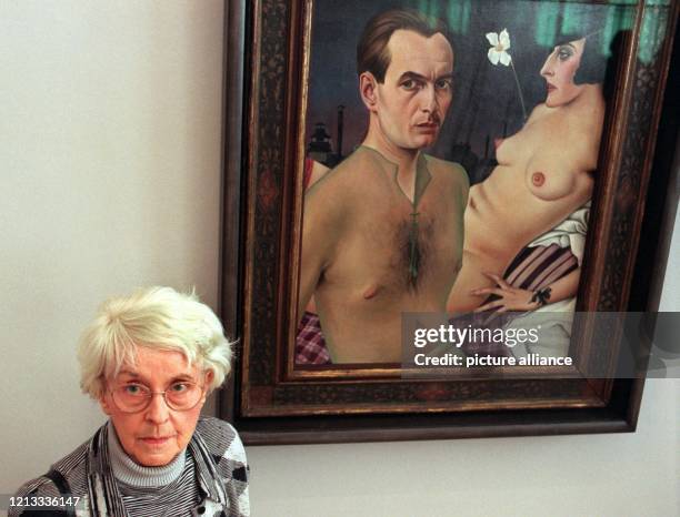 Die Witwe des Malers Christian Schad, Bettina Schad, steht am im Münchner Lehnbachhaus neben dem Gemälde "Selbstportrait" aus dem Jahre 1927. Die...