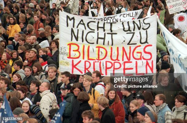 Macht uns nicht zu Bildungskrüppeln fordern Teilnehmer der Studentendemonstration am in Bonn. Rund 40000 junge Leute aus dem gesamten Bundesgebiet...