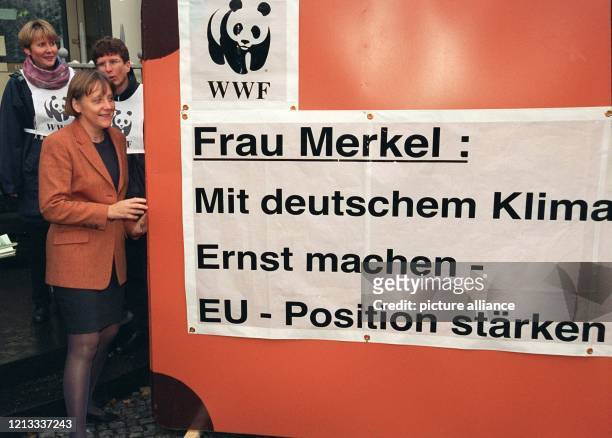 Mitglieder des "World Wide Fund for Nature" überreichen Bundesumweltministerin Angela Merkel am 3.12.1997 vor ihrem Ministerium in Bonn einen 2x3...