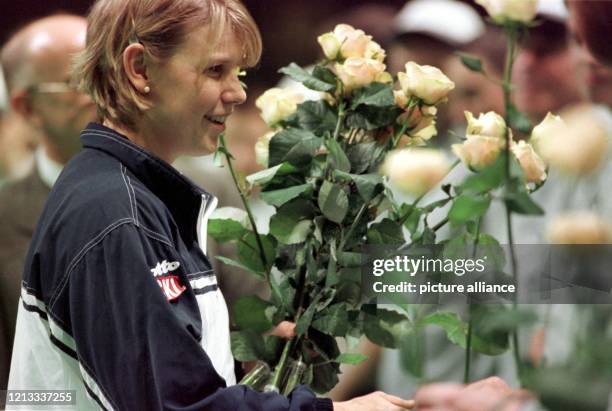 Rosen bekommt die deutsche Tennisspielerin Anke Huber am 4.12.1997 in der Frankfurter Festhalle zum 23. Geburtstag überreicht. Zuvor hatte sie beim...