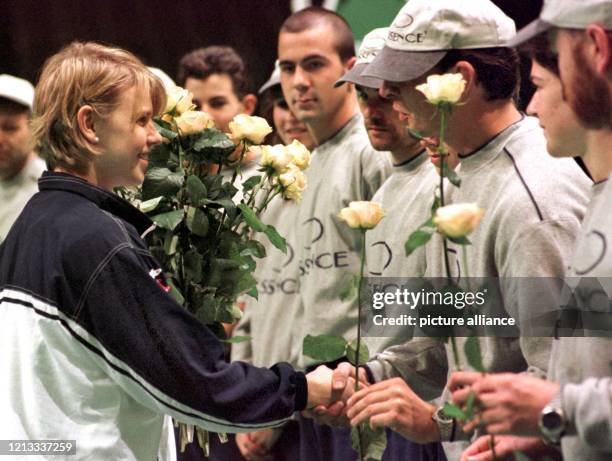 Mit gelben Rosen gratulieren die Linienrichter Anke Huber am 4.12.1997 in der Frankfurter Festhalle zum 23. Geburtstag. Zuvor hatte die deutsche...