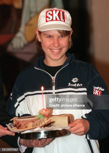 Anke Huber freut sich über die Torte, die sie am 4.12.1997 in der Frankfurter Festhalle zu ihrem 23. Geburtstag erhalten hatte. Zuvor hatte die...