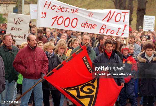 Rund 500 Mitarbeiter des Kieler Telefonherstellers Hagenuk demonstrieren am Mittwoch 3.12.1997 vor dem Kieler Wirtschaftsministerium für den Erhalt...