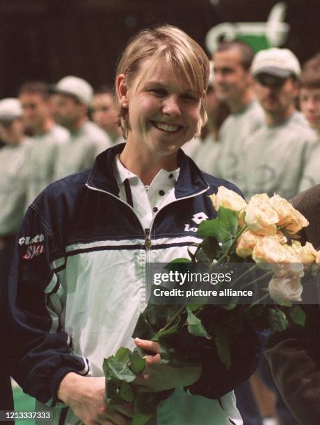 Anke Huber freut sich über die gelben Rosen, die sie von den Linienrichtern am 4.12.1997 in der Frankfurter Festhalle zu ihrem 23. Geburtstag...