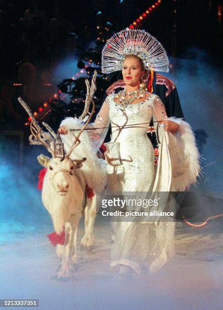 Ein Rentier führt "Schneekönigin" Christiane Hörbiger am 5.12.1997 während der Generalprobe zu "Stars in der Manege" in die Arena. Prominente...