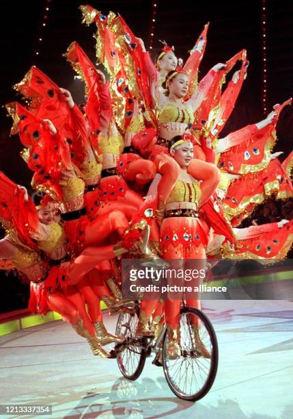 \fs12\ \fs16\17 Artistinnen aus dem Großen Chinesischen Staatszirkus zeigen auf einem Fahrrad während der Gala "Stars in der Manege" ihr Können....