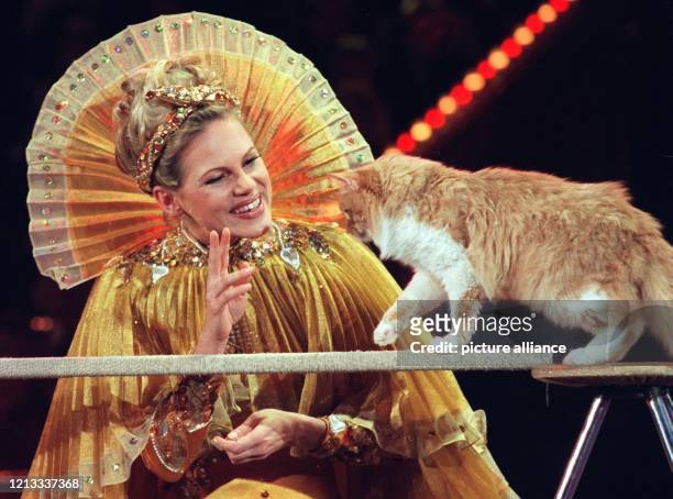 Die TV-Moderatorin Nina Ruge als Kater-Dompteurin am 5.12.1997 während der Generalprobe zu "Stars in der Manege". Prominente Künstler schlüpften bei...