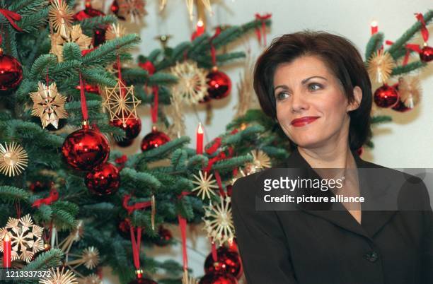 Vorfreude bei Birgit Schrowange: Die Fernsehmoderatorin darf am 5.12.1997 in Bonn schon mal einen Blick auf den festlich geschmückten Weihnachtsbaum...
