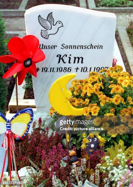 Blick auf das Grab der im Januar 1997 ermordeten Kim Kerkow , das mit Blumen und Kinderspielzeug geschmückt ist. Zu lebenslanger Haft wegen Mordes...