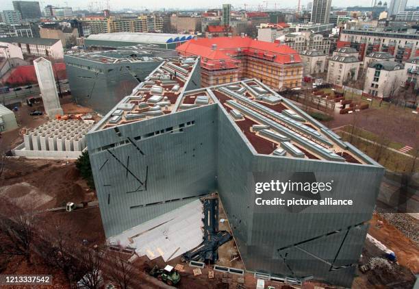 Blick auf das im Bau befindliche Jüdische Museum in Berlin-Kreuzberg, aufgenommen am 9.12.1997. Das Haus, das 1999 eröffnet werden soll, wurde von...