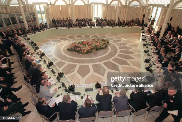 Blick auf den Konferenztisch an dem Delegationen aus 51 Staaten und Vertreter von 21 internationalen Organisationen am 9.12.1997 während der...