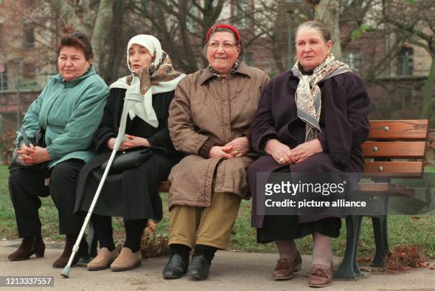 Die Türkinnen Sabine Bayramzi , Saniye Aykilic , Fatma Ygit und Saime Emir bei einem "Päuschen" am 9.12.1997 in Frankfurt am Main. Ausländer kommen...