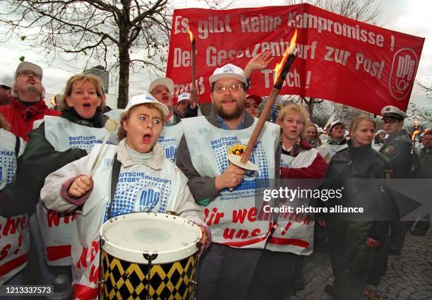 Auf die Pauke haut diese Demonstrantin, die am gemeinsam mit rund 300 Angehörigen der Post-Gewerkschaft vor der Bonner FDP-Zentrale gegen den...