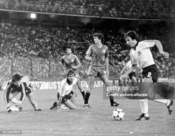 Der deutsche Stürmer Klaus Fischer erzielt die 2:0-Führung gegen die Spanier, deren Torhüter Luis Arconada mit seinen Vordermännern Jose Ramon...