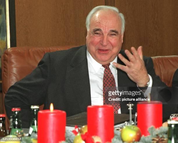 Lachend unterhält sich Bundeskanzler Helmut Kohl am vor Beginn der letzten Kabinettssitzung des Jahres im weihnachtlich geschmückten Bundeskanzleramt...