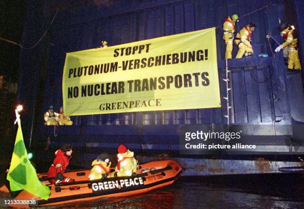 Aktivisten der Umweltschutzorganisation Greenpeace befestigen am frühen Morgen des ein Transparent mit der Forderung nach einem Stopp für...