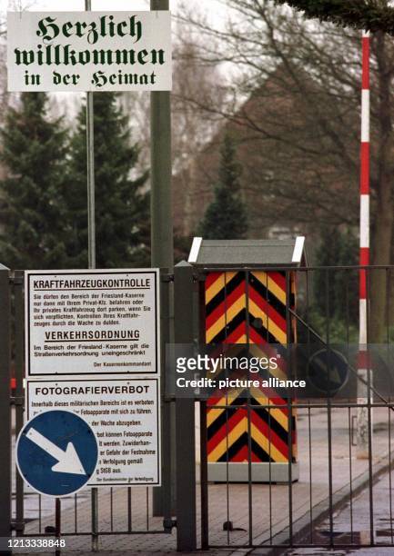 Blick auf das Haupttor zur Friesland-Kaserne in Varel , aufgenommen am . Oben links im Bild ist ein Schild "Herzlich willkommen in der Heimat" zu...