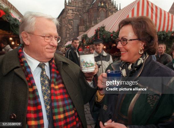Schauspieler Günter Strack und seine Frau Lore stoßen am bei einem Bummel über den Christkindlesmarkt in Nürnberg mit einem Becher Glühwein an. Nach...