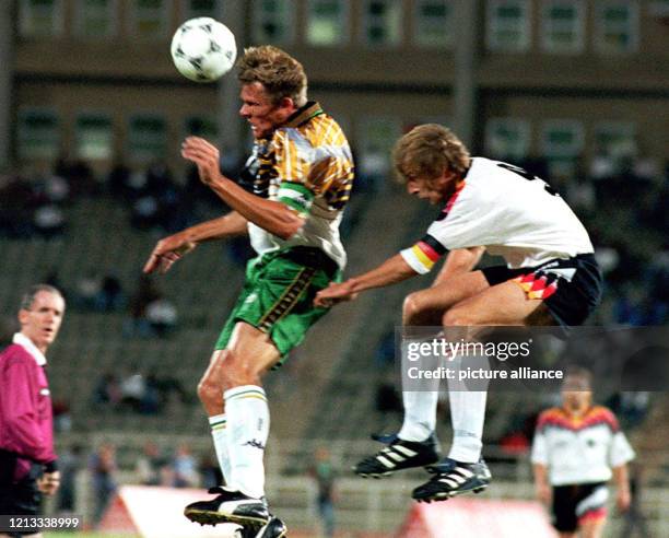 Der deutsche Stürmer Jürgen Klinsmann im Zweikampf mit dem südafrikanischen Abwehrspieler David Nyati . Der englische Schiedsxrichter Gallagher...