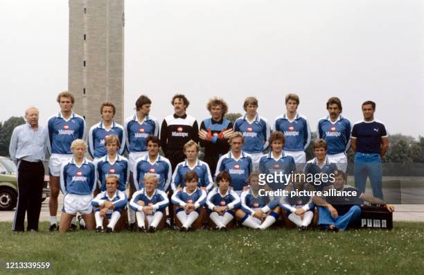Fußball-Bundesligist Hertha BSC Berlin nimmt vor der Saison 1978/79 am am Olympiastadion Aufstellung für ein Mannschaftsfoto: Stehend : Trainer Kuno...