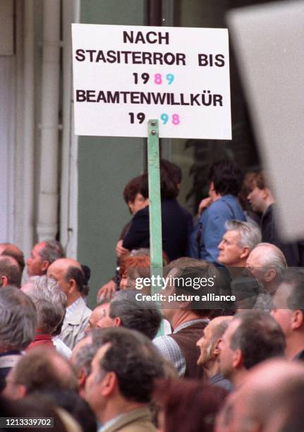 Nach Stasiterror bis 1989 - Beamtenwillkür 1998 ist auf einem Plakat zu lesen, das Demonstranten am Abend des in der thüringischen Stadt Sonneberg...