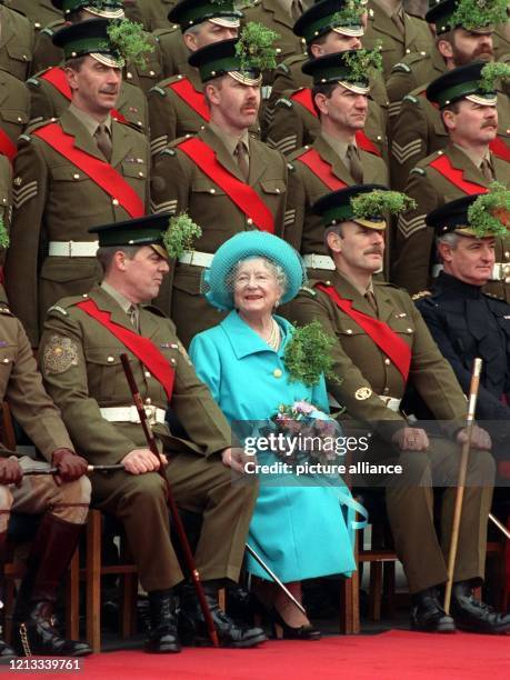 Die britische Königinmutter Elizabeth neben irischen Soldaten in Berlin-Spandau, aufgenommen anlässlich des irischen St. Patrick's Day am 18.3.1992....