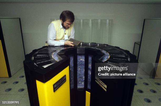 Blick auf den Superrechner Cray 2 im Rechenzentrum der Universität Stuttgart, aufgenommen am 1. Februar 1987.