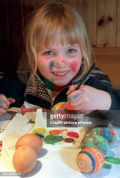 Nicht immer findet die Farbe ihren Weg zu den Eiern. Während Franziska am 07.04.98 in Berlin mit ihrem Tuschkasten versucht, kreative Motive auf...