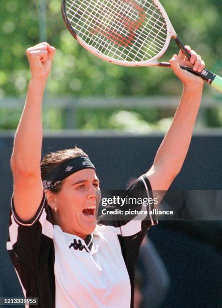 Jubelnd reißt die spanische Tennisspielerin Conchita Martinez am in Berlin die Arme hoch, nachdem sie im Finale bei den Internationalen...