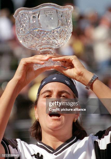 Die spanische Tennisspielerin Conchita Martinez hält am in Berlin den Siegercup in die Höhe, der ihr nach dem Finalsieg bei den Internationalen...