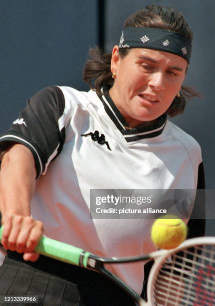 Kraftvoll returniert die spanische Tennisspielerin Conchita Martinez am in Berlin während des Finales bei den Internationalen Tennismeisterschaften...