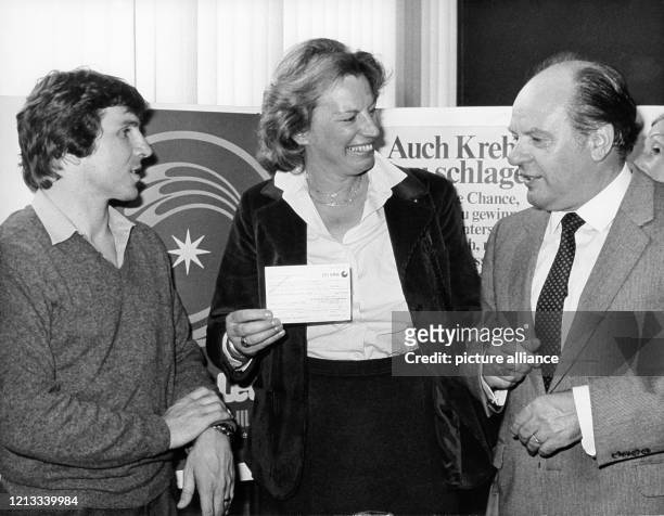 Einen Scheck über 700 000 Mark hat am 13. August 1980 in einer Bank in Bad Honnef der Präsident der Deutschen Volks- und Raiffeisenbanken, Bernhard...
