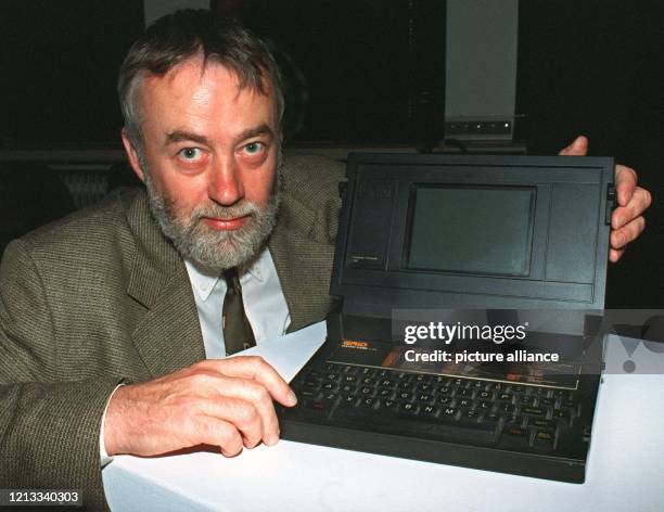 Bill Moggridge, der geistige Vater des Laptops und der Computer-Maus, präsentiert am 10.4.1996 in Essen das 1983 von ihm entwickelte Gerät. Der...