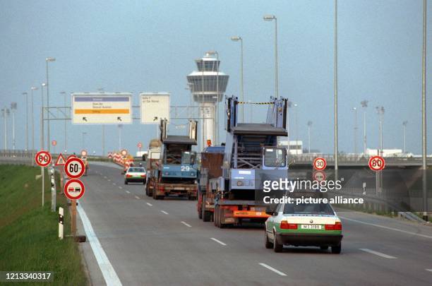 Gangways und andere Gerätschaften, die tagsüber noch auf dem Flughafen Riem benötigt wurden, werden am 16. Mai 1992 mit LKW-Konvois über die Autobahn...