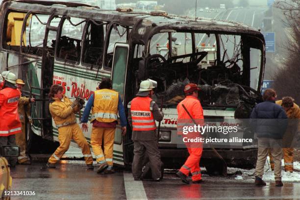 Feuerwehrmänner bergen am 30.3.96 einen ausgebrannten Hamburger Reisebus auf der Autobahn A9 zwischen den Anschlußstellen Altmühltal und Denkendorf...